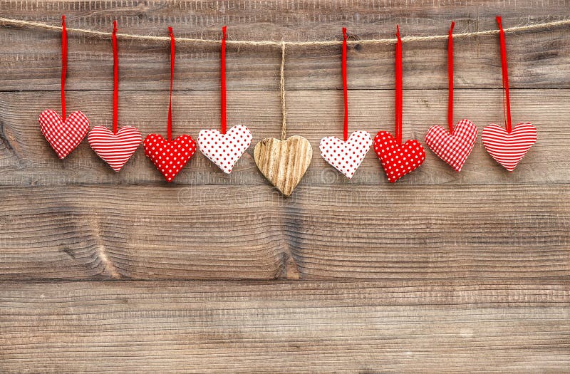 Rote Herzen über hölzernem Hintergrund Valentinsgruß-Tagesdekoration