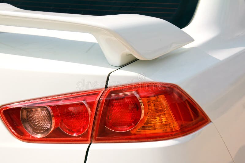 Rote Hintergrundbeleuchtung und Spoiler des Autos stockfoto Rote Hintergrundbeleuchtung und Spoiler des Autos stockfoto