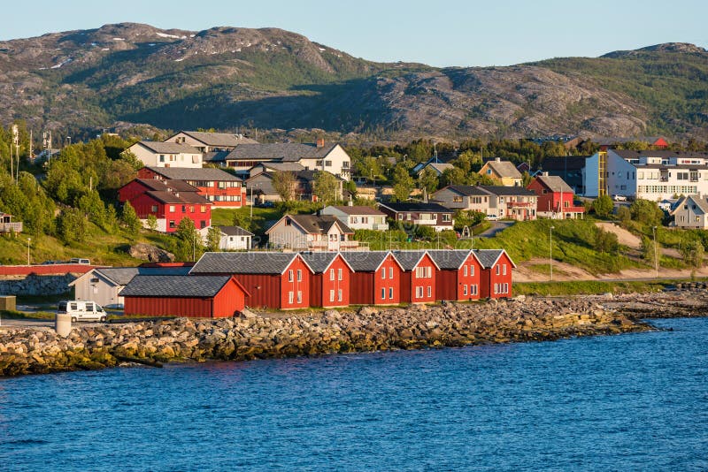 Rote Häuser auf der Bucht von Alta, Norwegen stockfotografie Rote Häuser auf der Bucht von Alta, Norwegen stockfotografie