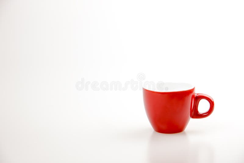 Rote Kaffeetasse auf dem wei?en Hintergrund- und Kopienraum f?r Text oder Werbung, trinkendes Konzept, Liebeskonzept stockfoto Rote Kaffeetasse auf dem wei?en Hintergrund- und Kopienraum f?r Text oder Werbung, trinkendes Konzept, Liebeskonzept stockfoto