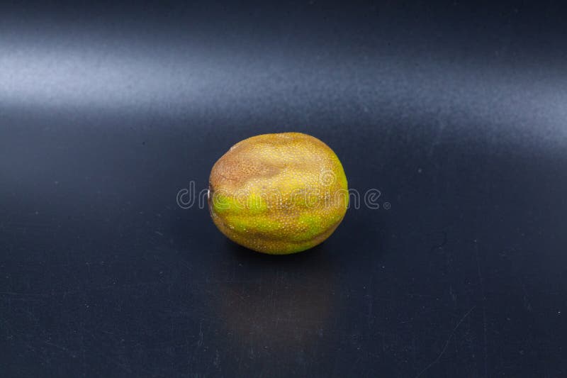 Rote Kalkfrucht von oben auf dunklem Hintergrund. Dunkle Kalkfrucht, von oben isoliert auf dunklem Hintergrund