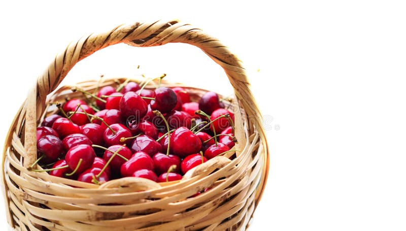 Rote Kirschen innerhalb des Weidenkorbes und des weißen Hintergrundes lizenzfreies stockbild Rote Kirschen innerhalb des Weidenkorbes und des weißen Hintergrundes lizenzfreies stockbild