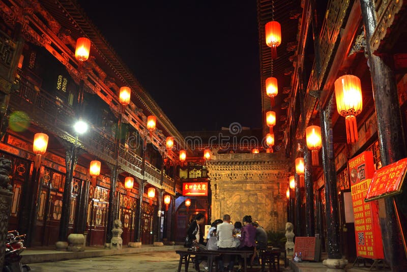 Rote Laternen Beleuchtet Im Hof Redaktionelles Stockbild Bild von