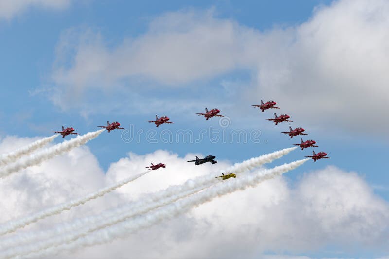 Rote Pfeile Royal Air Forces team Fliege in der Bildung mit einem Straßenverkäufer Hunter und in einem Paar Folland-Mücken lizenzfreie stockbilder Rote Pfeile Royal Air Forces team Fliege in der Bildung mit einem Straßenverkäufer Hunter und in einem Paar Folland-Mücken lizenzfreie stockbilder