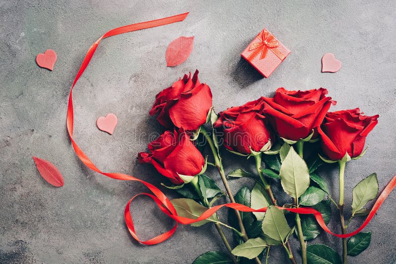 Rote Rosen, rotes Band, rotes Geschenkkarton auf dunklem grunem Hintergrund Valentinstag Schöne Grußkarte Flachlage, tonangebend stockbilder Rote Rosen, rotes Band, rotes Geschenkkarton auf dunklem grunem Hintergrund Valentinstag Schöne Grußkarte Flachlage, tonangebend stockbilder