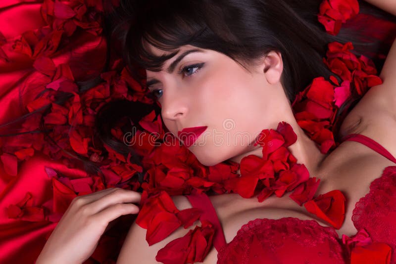Rote Rosen und Lippen stockfotos Rote Rosen und Lippen stockfotos