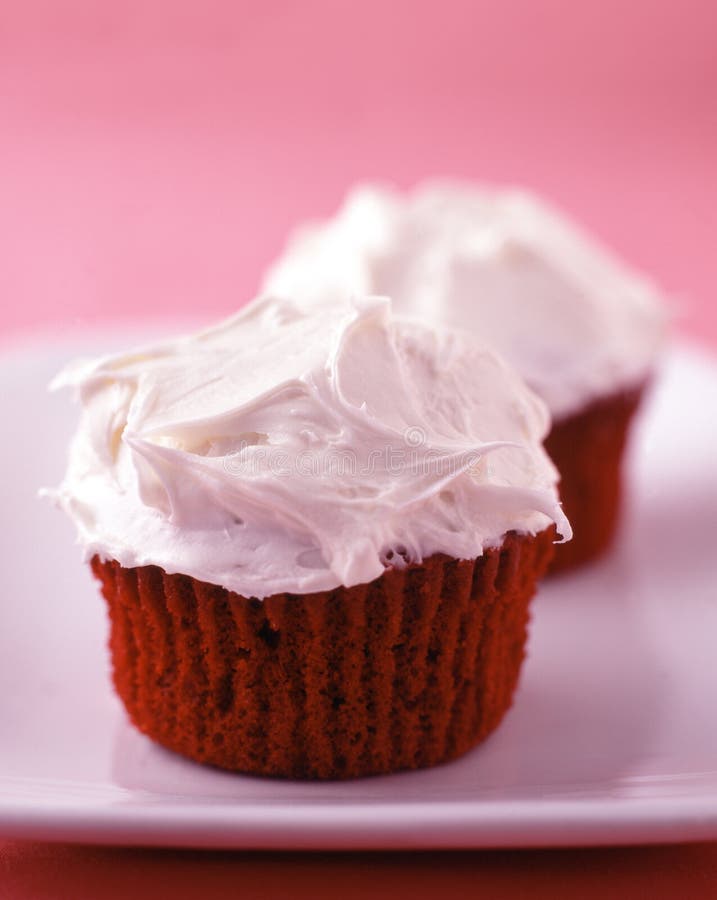 Rote Samtkleine kuchen mit dem Vanillebereifen lizenzfreie stockfotografie Rote Samtkleine kuchen mit dem Vanillebereifen lizenzfreie stockfotografie