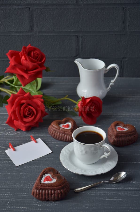 Rote Samtkleine Kuchen, Tasse Kaffee Und Rote Rosen Mit Dekorationen ...