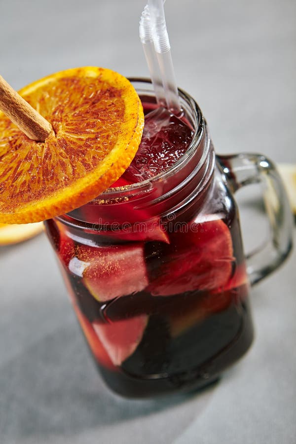 Rote Sangria Mit Orange Und Zimtstange Stockfoto - Bild von locher ...