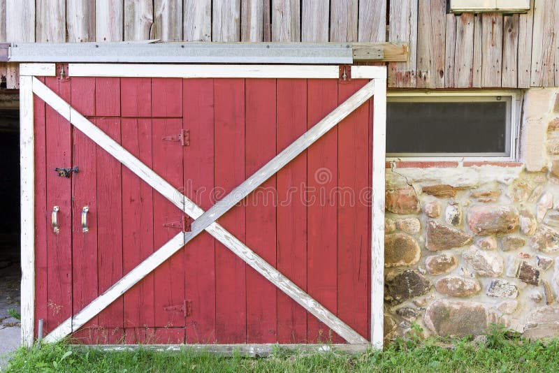 Rote Scheunen-Tür lizenzfreie stockfotos Rote Scheunen-Tür lizenzfreie stockfotos