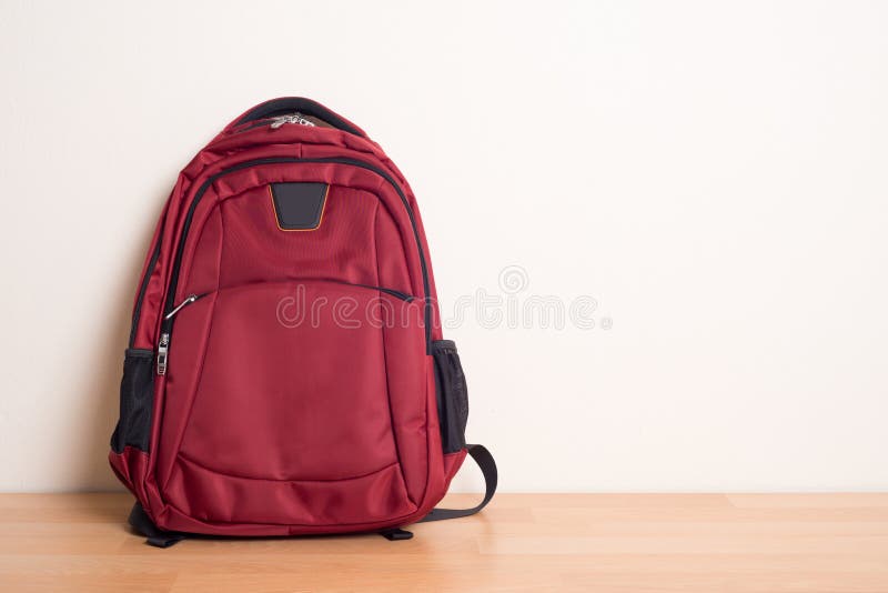 Rote Schultasche auf hölzerner Tabelle lizenzfreie stockfotos Rote Schultasche auf hölzerner Tabelle lizenzfreie stockfotos