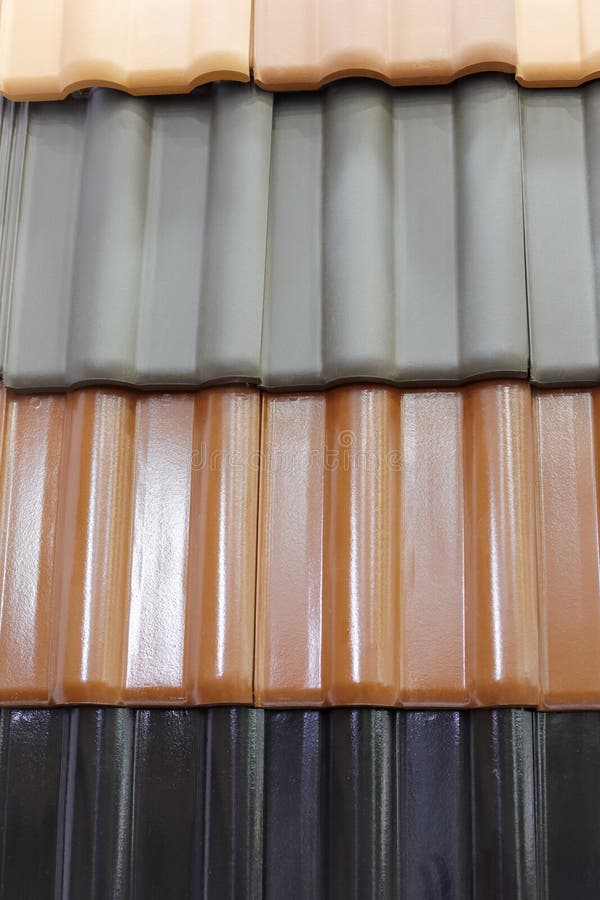 Schwarzes Und Rotes Mit Ziegeln Gedecktes Dach Stockbild - Bild von