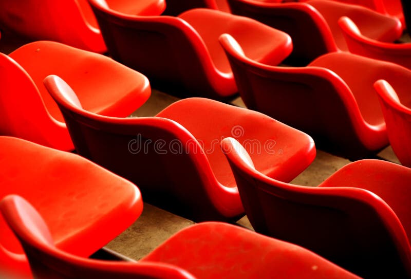 Rote Stühle und Kurven
