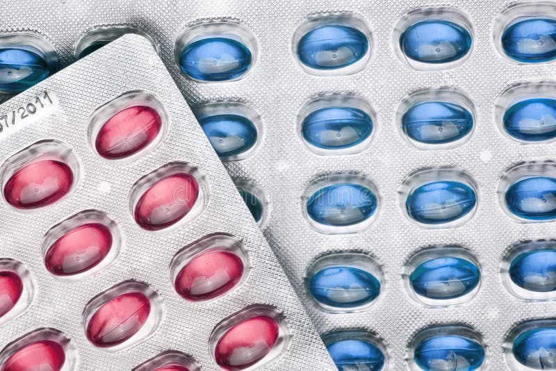 Rote und blaue Pillen stockbild. Bild von tabletten, metall - 10342817
