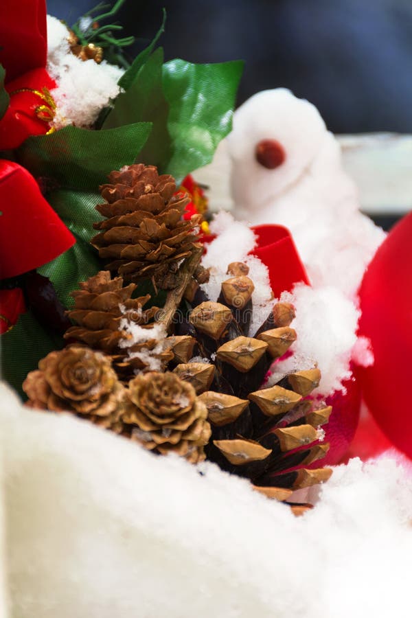 Rote Weihnachtenverzierung, Schneemann und Pinecones stockbilder Rote Weihnachtenverzierung, Schneemann und Pinecones stockbilder