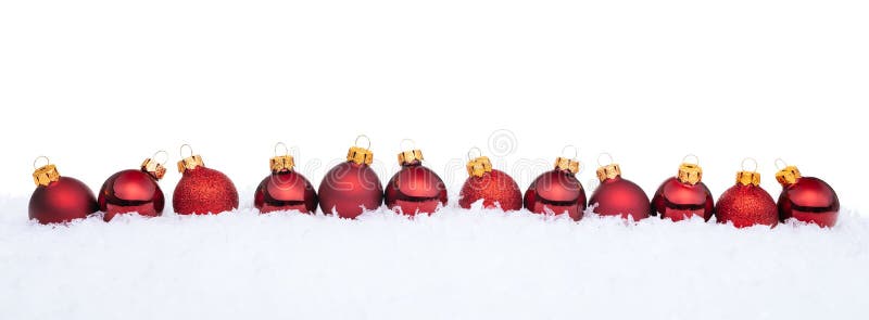 Rote Weihnachtskugeln auf Schnee lizenzfreies stockbild Rote Weihnachtskugeln auf Schnee lizenzfreies stockbild
