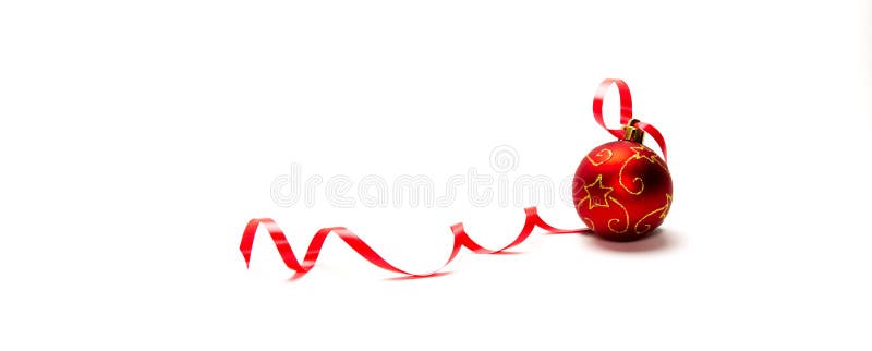 Rote Weihnachtsverzierung, lokalisiert auf weißem Hintergrund