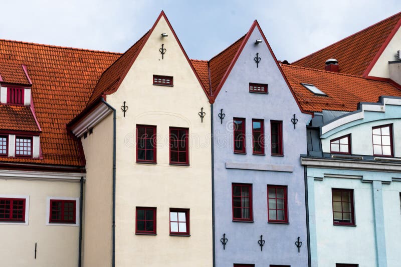 Rote Ziegeldachhäuser in Riga. Rote Ziegeldachhäuser an einem Sommertag in Riga, Lettland