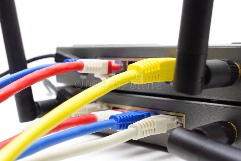 Roteador sem fio com cabos conectados múltiplo foto de stock Roteador sem fio com cabos conectados múltiplo foto de stock