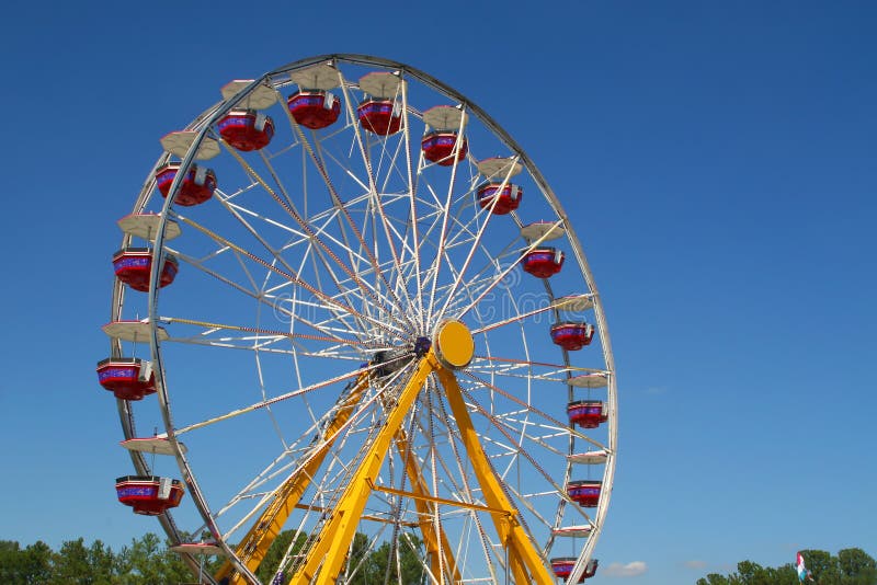 Rotella di Ferris con cielo blu