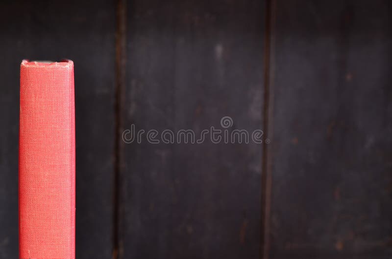 Roter antiker Buchdorn auf altem hölzernem Bücherregal stockbilder Roter antiker Buchdorn auf altem hölzernem Bücherregal stockbilder