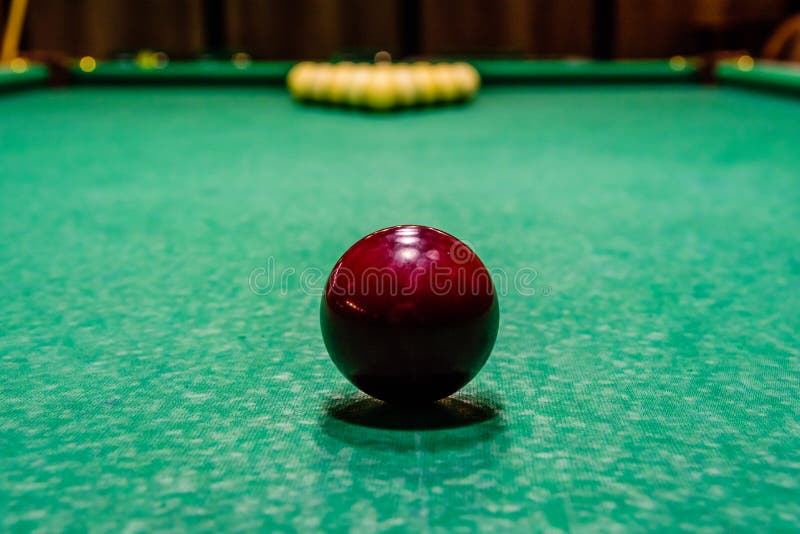 Roter Ball auf dem grünen Stoff Russisches Billard stockfotos Roter Ball auf dem grünen Stoff Russisches Billard stockfotos