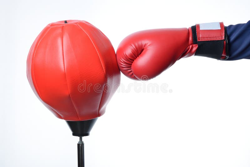 Roter Boxhandschuhdurchschlag Übungen eines Rotsandsacks lizenzfreie stockfotos Roter Boxhandschuhdurchschlag Übungen eines Rotsandsacks lizenzfreie stockfotos