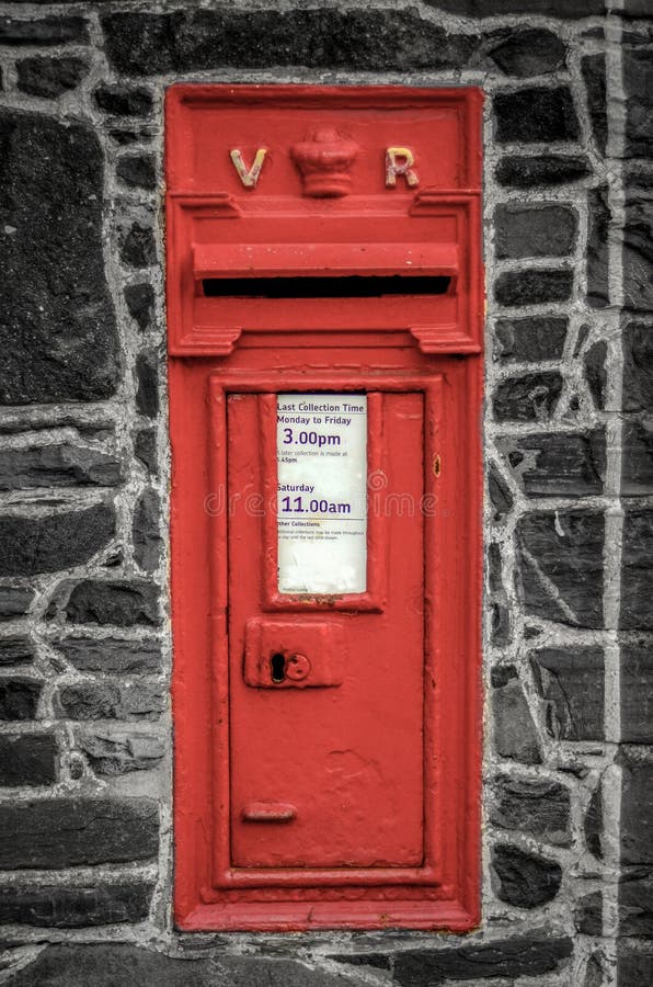 Roter Briefkasten in der Wand lizenzfreie stockbilder Roter Briefkasten in der Wand lizenzfreie stockbilder