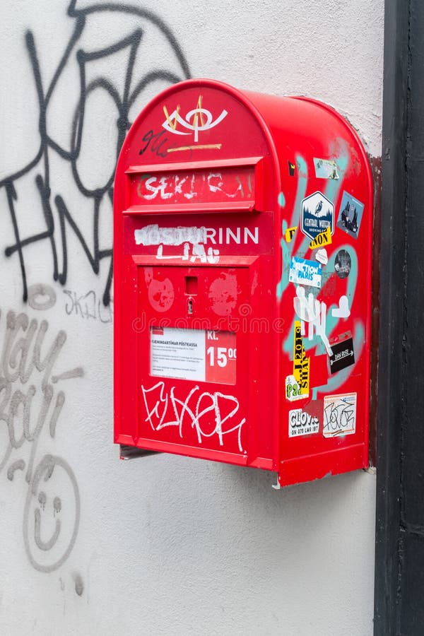 Roter Briefkasten Von Island-Posten in Reykjavik Redaktionelles Stockfoto -  Bild von ansicht, leer: 198343593