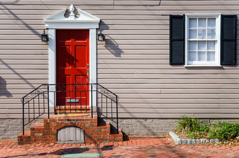 Roter Front Door eines traditionellen Holzhauses stockbilder Roter Front Door eines traditionellen Holzhauses stockbilder