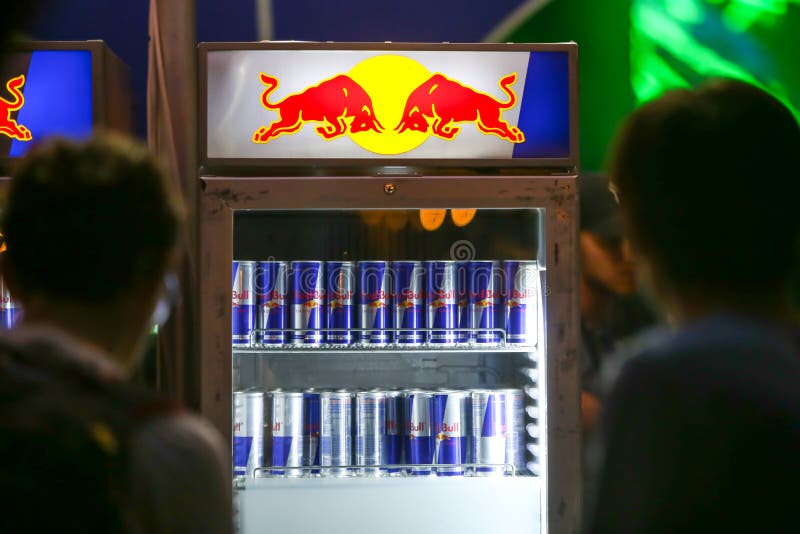 Brezje, Kroatien - 19 Juli, 2019: Red Bull Kühlschrank als