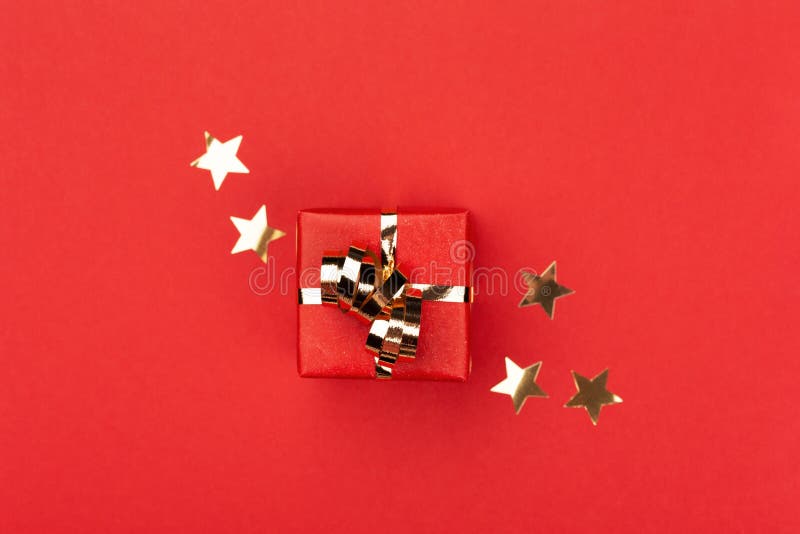 Roter Geschenkkasten auf rotem Hintergrund lizenzfreies stockbild Roter Geschenkkasten auf rotem Hintergrund lizenzfreies stockbild
