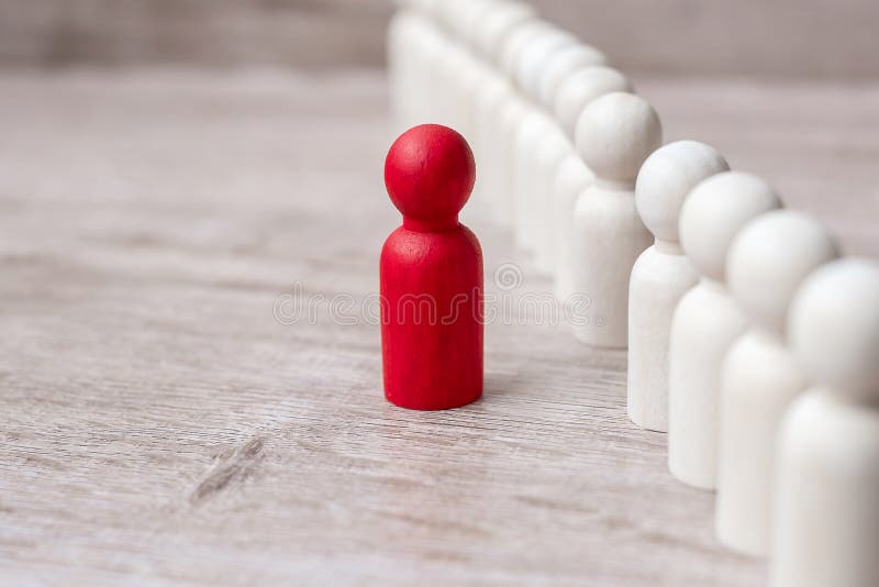 Roter Geschäftsmann mit vielen Holzmännern Unternehmensführung, Unternehmen, Team, Teamarbeit und Personalmanagement stockbild Roter Geschäftsmann mit vielen Holzmännern Unternehmensführung, Unternehmen, Team, Teamarbeit und Personalmanagement stockbild