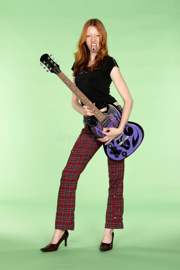 Roter Hauptrock-and-rollgitarren-Spieler mit Tounge Stift stockfoto Roter Hauptrock-and-rollgitarren-Spieler mit Tounge Stift stockfoto