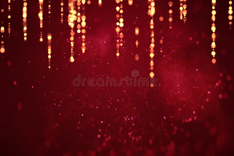 Roter Hintergrund der abstrakten Weihnachtssteigung mit bokeh und goldenem Streifen, Valentinstagliebes-Feiertagsereignis festlic lizenzfreies stockfoto Roter Hintergrund der abstrakten Weihnachtssteigung mit bokeh und goldenem Streifen, Valentinstagliebes-Feiertagsereignis festlic lizenzfreies stockfoto