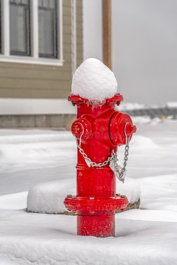 Roter Hydrant auf dem Boden mit einer Decke des Schnees lizenzfreie stockbilder Roter Hydrant auf dem Boden mit einer Decke des Schnees lizenzfreie stockbilder