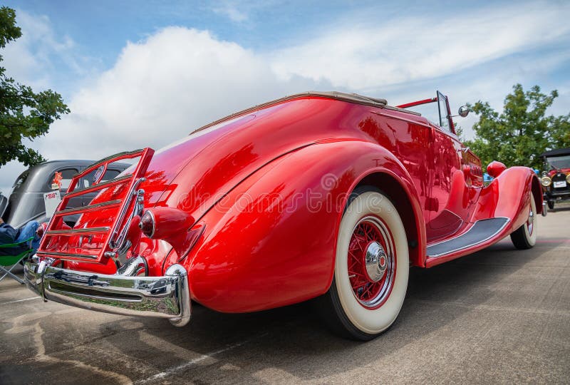 Roter konvertierbarer Coupéoldtimer 1936 Packard lizenzfreie stockbilder Roter konvertierbarer Coupéoldtimer 1936 Packard lizenzfreie stockbilder