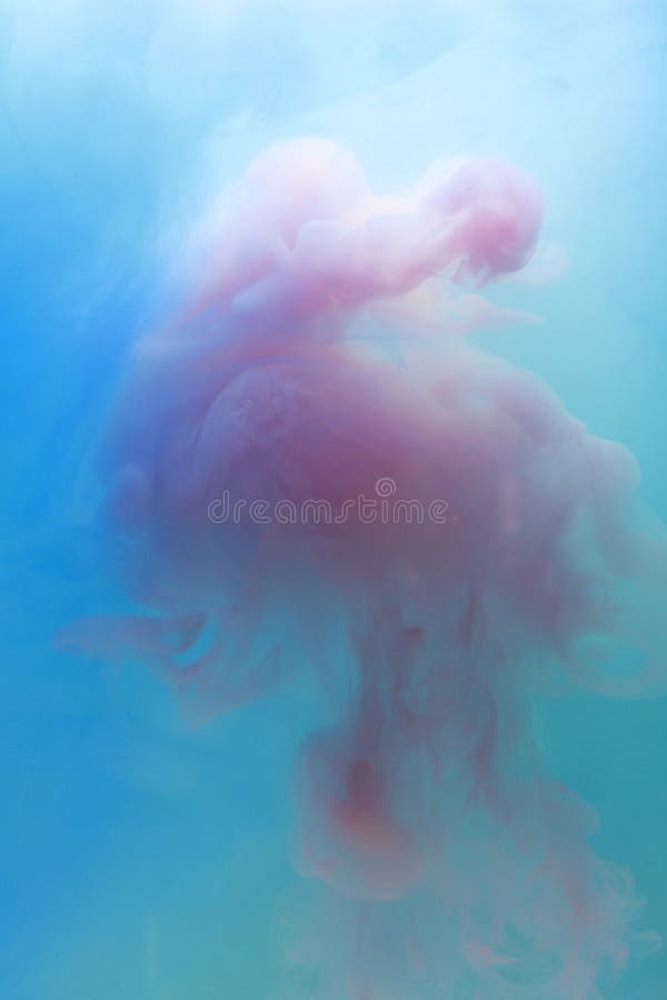 Roter Lack Im Blauen Wasser Stockbild - Bild von kreativ, künstlerisch