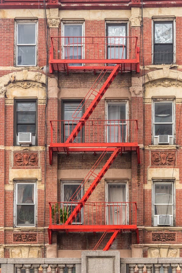 Roter Notausgang eines Wohngebäudes in New York City