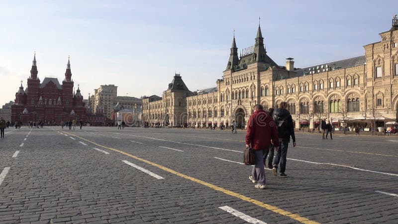 Roter quadratischer Gummihauptuniversalspeicher Moskaus auf der linken Seite des historischen Museums des Staates