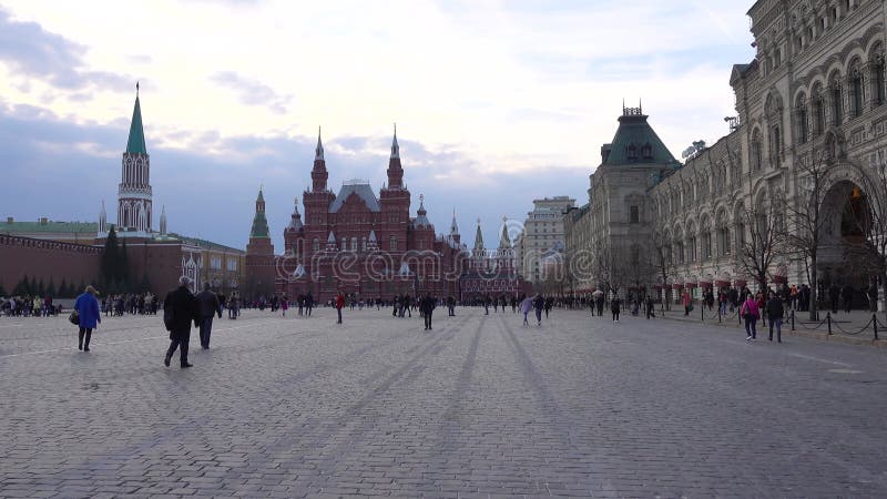 Roter quadratischer Gummihauptuniversalspeicher Moskaus auf der linken Seite des historischen Museums des Staates