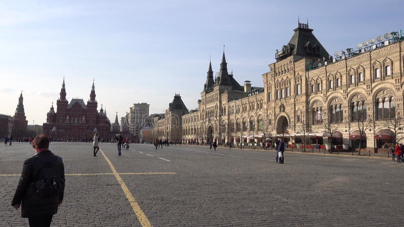 Roter quadratischer Gummihauptuniversalspeicher Moskaus auf der linken Seite des historischen Museums des Staates