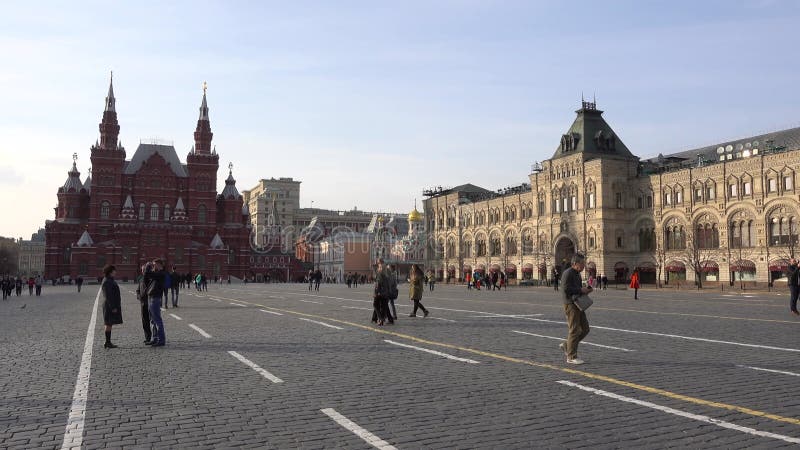 Roter quadratischer Gummihauptuniversalspeicher Moskaus auf der linken Seite des historischen Museums des Staates