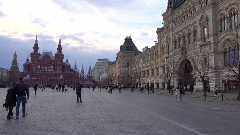 Roter quadratischer Gummihauptuniversalspeicher Moskaus auf der linken Seite des historischen Museums des Staates