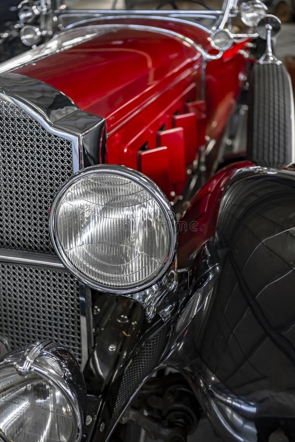 Roter Retrowagen mit Chromscheinwerfern und Kühlergitter als Symbol für alte Technik lizenzfreies stockbild