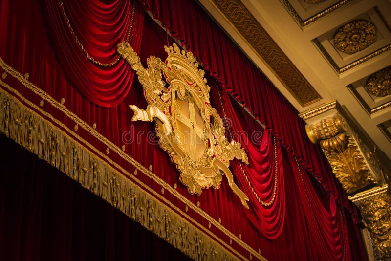 Roter Samt-Szenen-Vorhang im Theater lizenzfreie stockbilder Roter Samt-Szenen-Vorhang im Theater lizenzfreie stockbilder