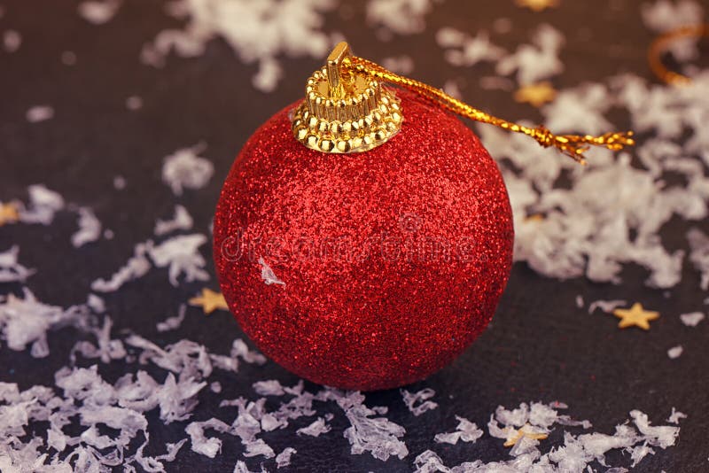 Roter Satin Weihnachtsball auf Schwarzem lizenzfreies stockbild Roter Satin Weihnachtsball auf Schwarzem lizenzfreies stockbild