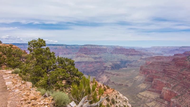 Roter Schmutzwanderweg mit Auffassung des Grand Canyon