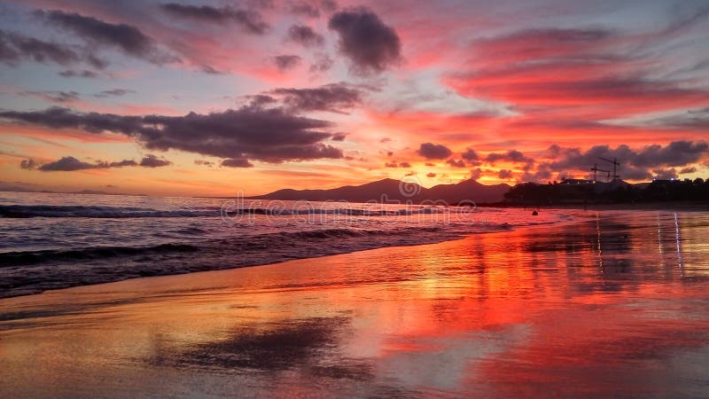 Roter Sonnenuntergang über dem Atlantik in Puerto Del Carmen auf Kanarischer Insel Lanzarote in Spanien lizenzfreies stockfoto Roter Sonnenuntergang über dem Atlantik in Puerto Del Carmen auf Kanarischer Insel Lanzarote in Spanien lizenzfreies stockfoto
