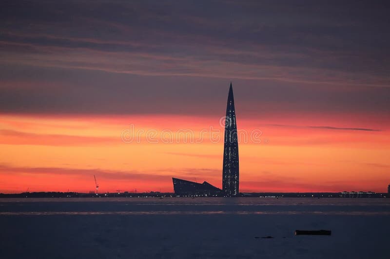 Roter Sonnenuntergang über dem Meer mit dem Wolkenkratzer am Horizont lizenzfreie stockfotos Roter Sonnenuntergang über dem Meer mit dem Wolkenkratzer am Horizont lizenzfreie stockfotos